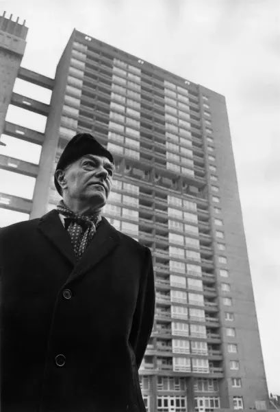 stcliterallyme's tweet photo. brutalist ค่อยๆถูก portrait ว่าเป็น ‘อาคารเลว’ ผ่านแนวรบทาง culture และงานศิลปะ Ian Fleming ผู้ประพันธ์ James Bond เกลียดสถาปนิก Ernő Goldfinger และอาคารที่ Goldfinger ออกแบบมาก จนเอา Ernő ไปสร้างเป็นตัวละครวายร้าย Auric Goldfinger ในนิยาย Goldfinger ปี 1959 https://t.co/VM49tPjxDv