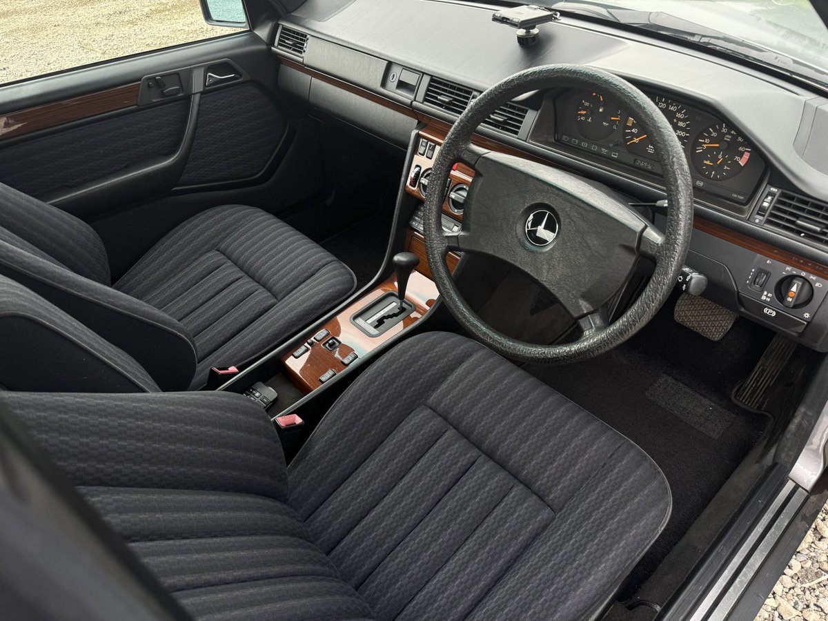 EverSpirit1986's tweet photo. 【New Stock】@神奈川 

1991年
メルセデス・ベンツ 300E
車検R9年3月
取説/記録簿/スペアキー完備

昨年販売したW124前期が買取入庫🇩🇪
本当に大切にしてくださり、この1年半で💸約200万円💸もかけてリフレッシュ整備してくださいました…

超お買い得プライス！
🔥124万円🔥

⬇️詳細長いけど見てね https://t.co/XdijBFGVGo