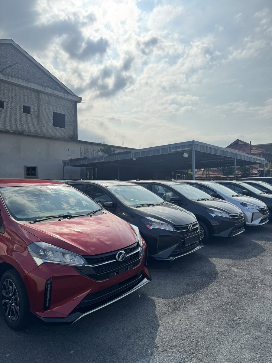 fir_r's tweet photo. Ramai orang nak beli kereta tapi tak tau guideline gaji especially fresh grad &amp; first time car buyer. Nak share sebab bulan ni rebate RM1009 lepastu stock laju! Bawah ni antara kereta ready stock. Ni based on kiraan gaji bersih minimum untuk model Myvi 👇🏻 https://t.co/EaUIv0Bf8i