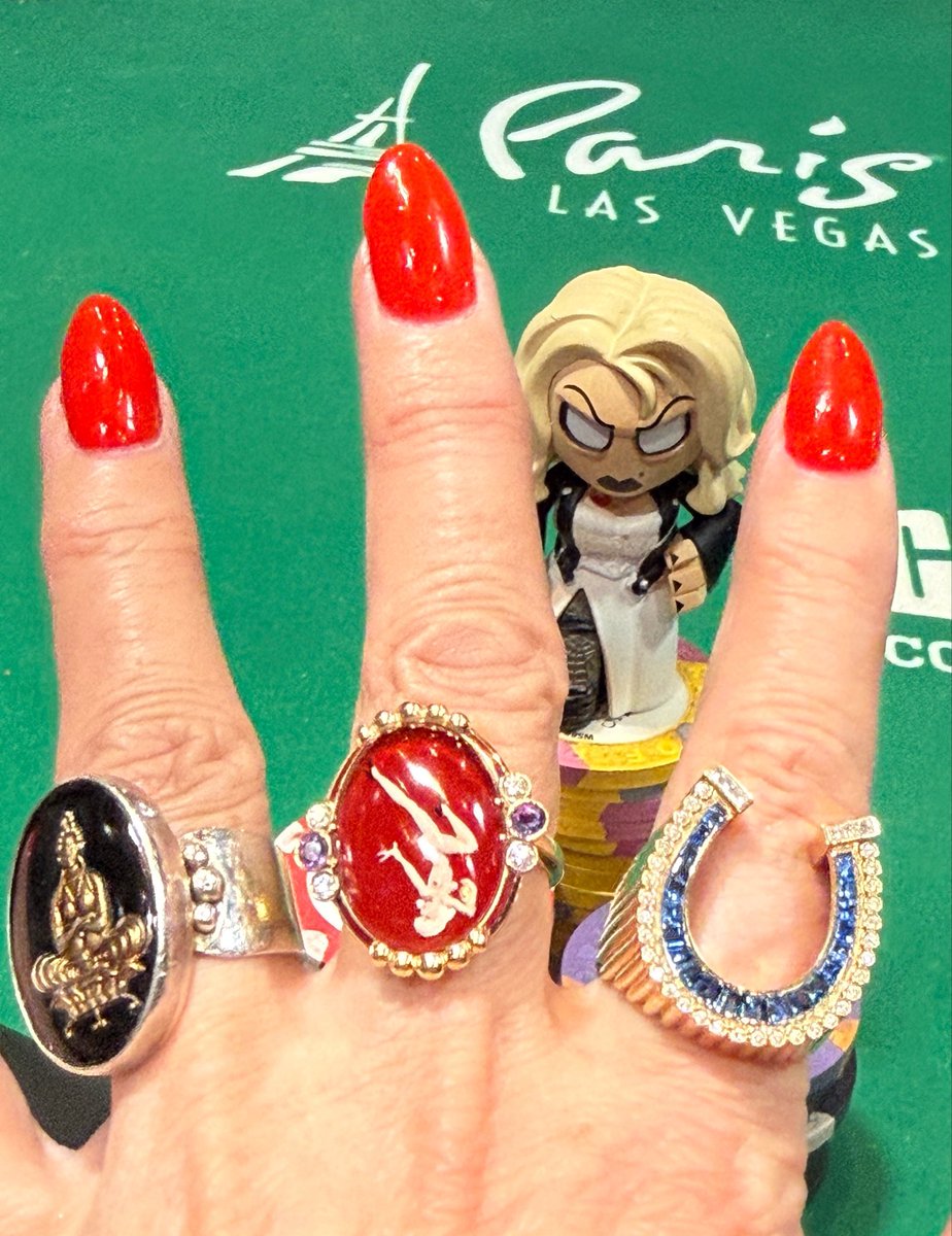 JenniferTilly's tweet photo. Tiffany is guarding my chips.  But she is NOT doing. a. very. good. job!!! 😡 @WSOP World Series of Poker. https://t.co/mO3pjDnCia