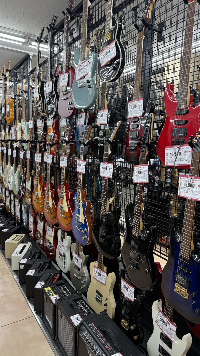 edamamePC's tweet photo. こんな場所あったか？？
と思って寄ってみたけど…

まぁ〜何もない…

特に楽器系は地獄のラインナップ（笑）
PCもノートはあるけどパーツいいのないなぁ

とりあえず青山の空いてるスペースにぶち込んでみた感じに思えます。 https://t.co/vK1SxlFNOA