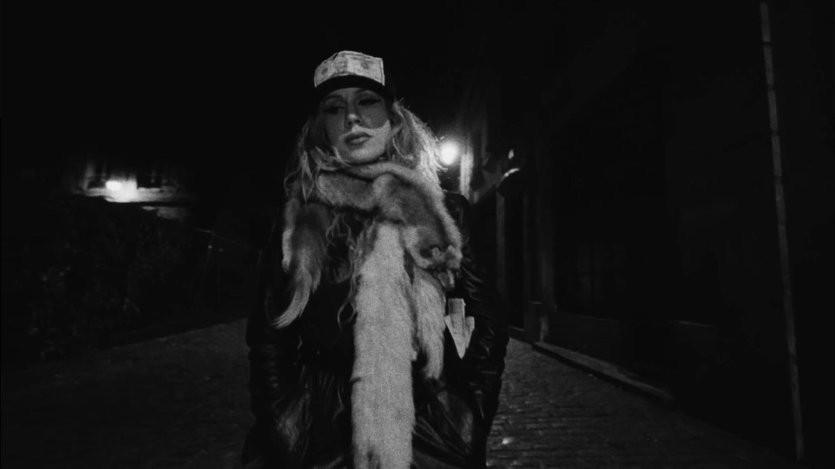 I_THINKABOUTU's tweet photo. OH SHE KNOWS THE DJ.... https://t.co/e0ohptCiWf