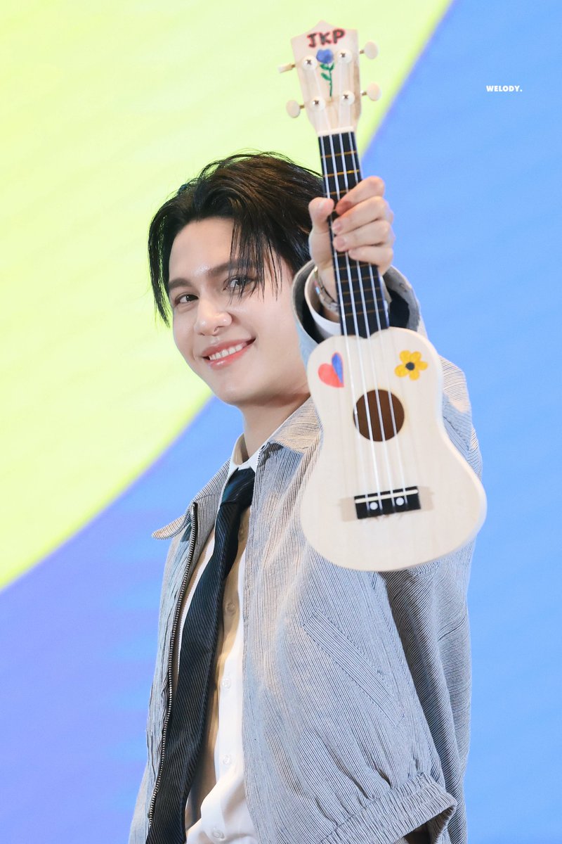 _welody's tweet photo. 260704 @Williamjkp1 

JKP's ukulele🌹❤️💙

#williamjkp https://t.co/M3szFMmy6E