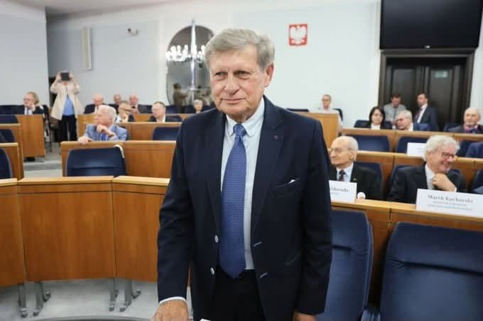 FilonenkoOles's tweet photo. Leszek Balcerowicz nazwał antyukraińskie nastroje w Polsce podłością i głupotą.
„Podłość – bo skierowana przeciw ofiarom agresji Putina. Głupota – bo Ukraińcy, broniąc siebie, pośrednio bronią też nas.”
Autor polskiego cudu gospodarczego jak zwykle ma rację. 🇵🇱🇺🇦 https://t.co/4VVVO9pZ3h