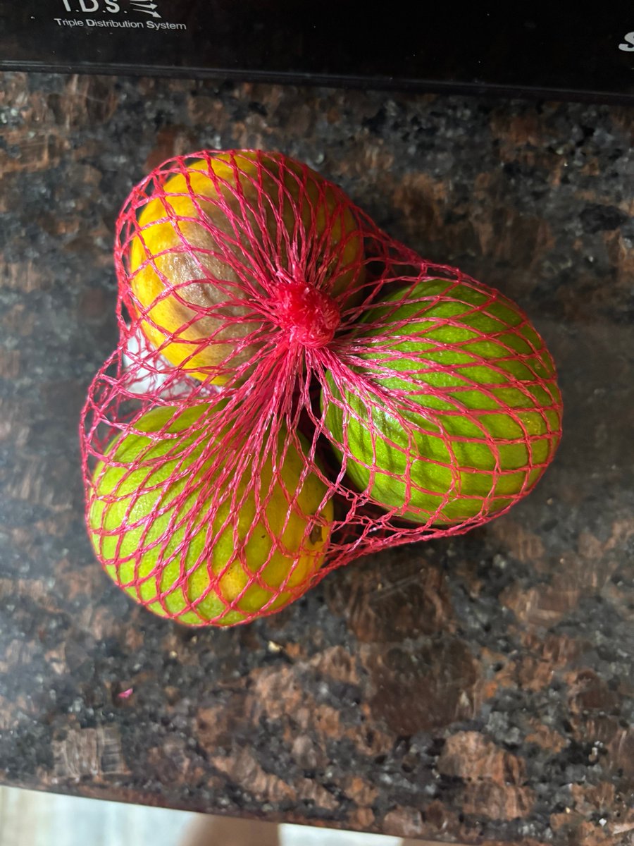 amrishsinhaa's tweet photo. @ZeptoNow..You have delivered this poor quality of Mosambi..fruits for consumption. When I complained on your App you denied to replace and/or refund. It’s your unprofessional attitude. You’re customer unfriendly. You’re also involved in unfair trade practices…@FDA_MAHARASHTRA https://t.co/UfAjKdqVEk