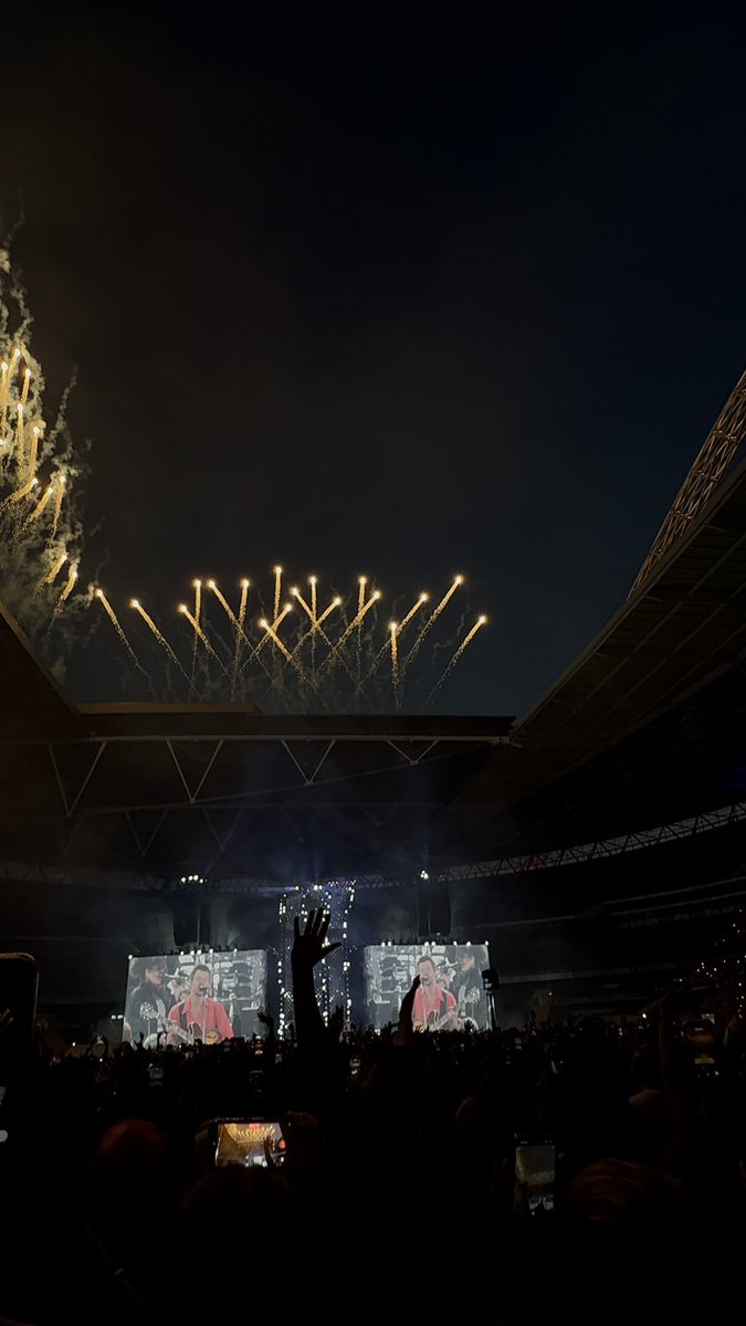 wallowsdreaming's tweet photo. together together tour you’ll always be famous https://t.co/NDXPVXCE5g