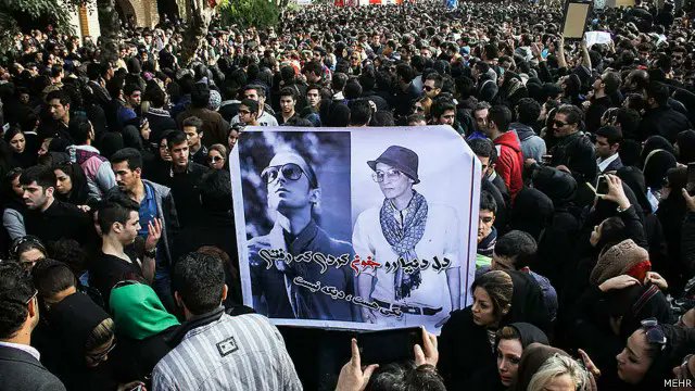 sinavaliollah's tweet photo. تشییع جنازه مردمی و میلیونی برای مرتضی پاشایی بود که کل خیابونای شهر قفل شده بود، نه این که حتی مصلا هم پر نشد. https://t.co/QxZAqFrAhj