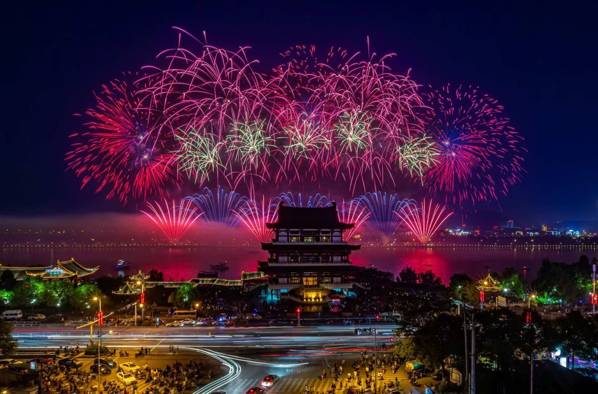 wixingdng4's tweet photo. 怀念几年前橘子洲头的烟花,还有很多外地朋友为了烟花来到长沙🫣 https://t.co/Aw5Gd9xyuB
