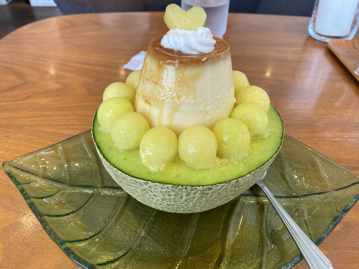 amp_hiroyasu's tweet photo. ちょっと早く外出たんで
久々に四季庵の季節メニュー、
自家製プリンとメロンのパフェです。

お店のカウンターにメロンいっぱい置いてあって人気が伺える。

この後出勤だわ....(´・ω・｀) https://t.co/QPu3wdgPhC