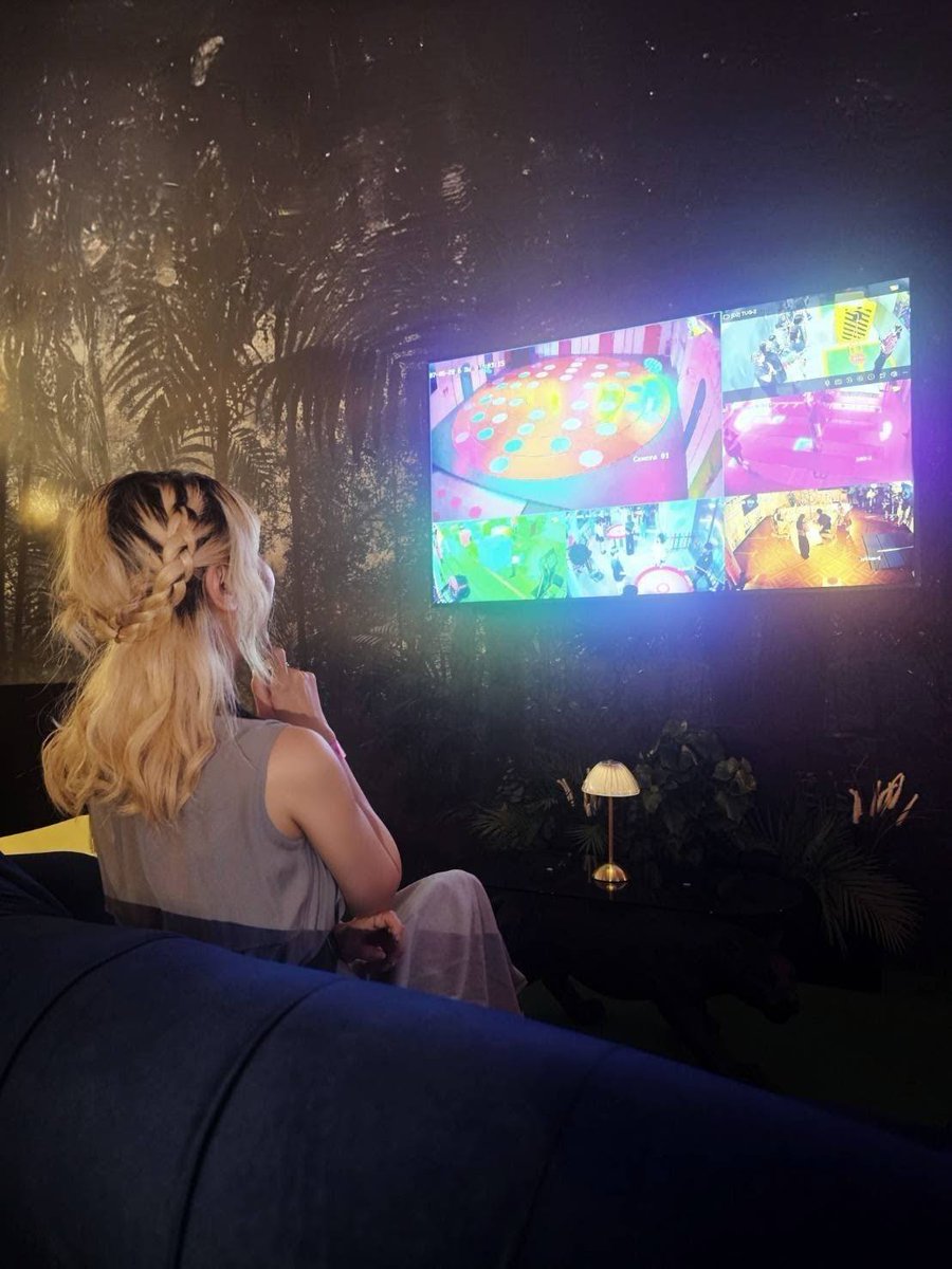 Daily_Layla's tweet photo. 오징어게임♡VIP ROOM

気分はさながらフロントマン!!
ゲームしてるのをモニターで見られるのめちゃ楽しいからVIPオススメです🫰

📸ナラさん Thanks !
 #L_holiday  #渋谷リアルイカゲーム https://t.co/DrSlV1tgXp