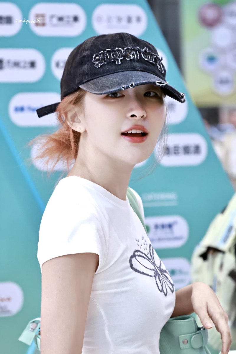 cloudyede's tweet photo. 260706 CAN 출국 
🫳🏻

#SEULGI #슬기 #RedVelvet #레드벨벳 https://t.co/cQ9PWv4Oru
