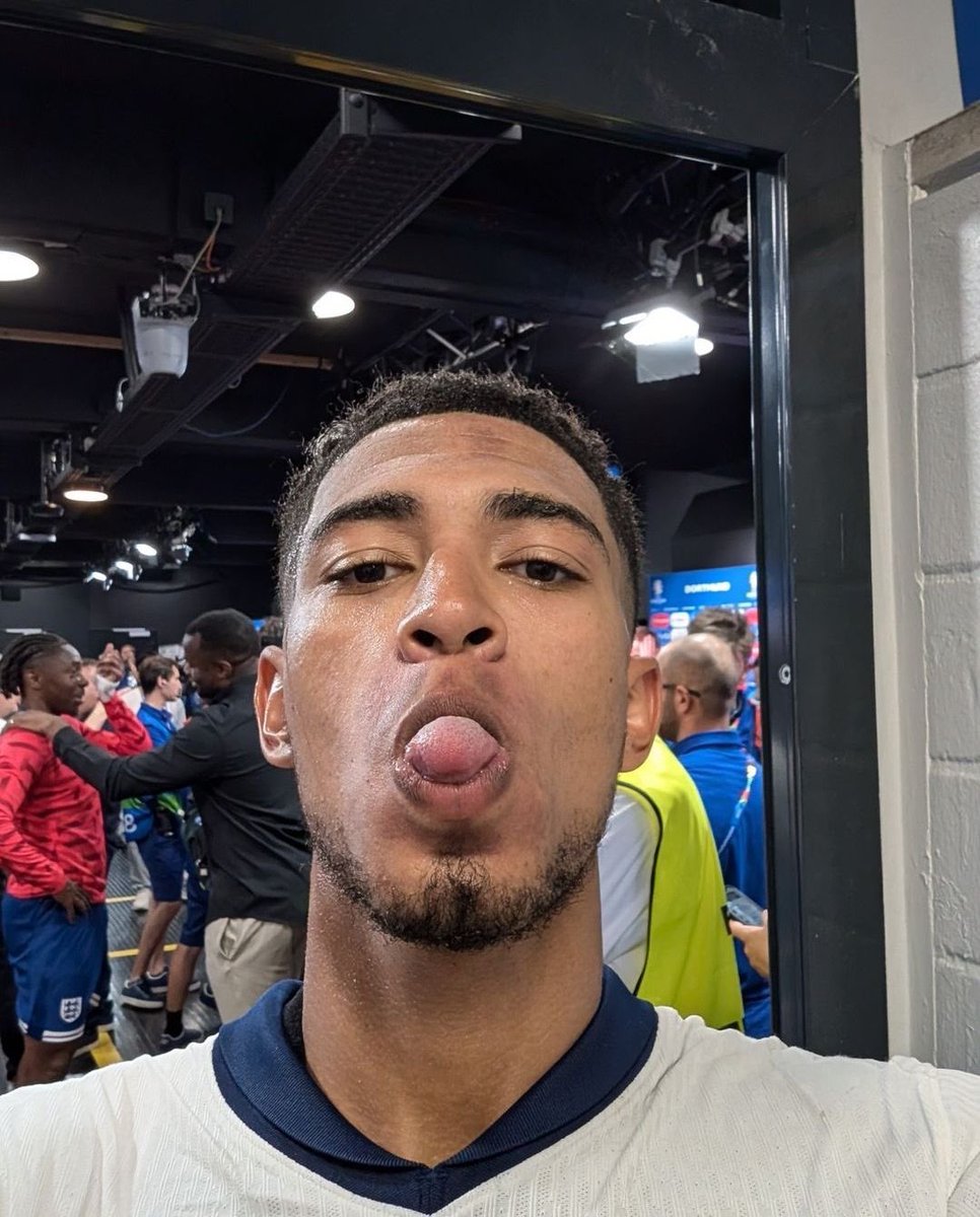 4haminru's tweet photo. dm me please if you’re both kpop and football ⚽️ fan ! anyone is welcome 🥹 https://t.co/1go32W8aRK
