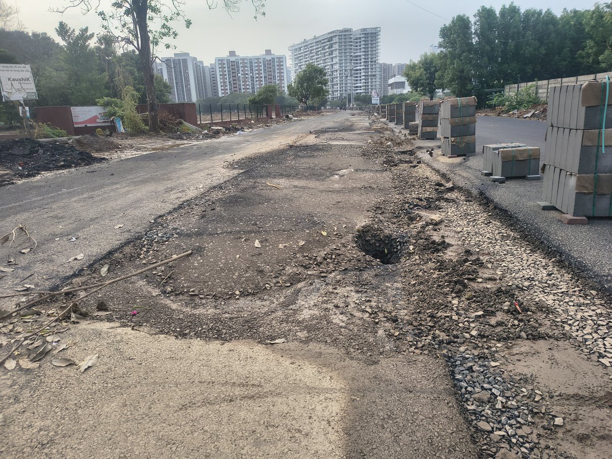 HirendrasinghCh's tweet photo. Yesterday Night we had heavy rain and new road conditions worsen and  R&amp; B team was so quick in covering and trying to put under carpet. Today 2 jcb started working from 8 AM and doing patch work. It's not going to sustain for long. Right authority  to review  / take action. https://t.co/s84B7Lhkmh