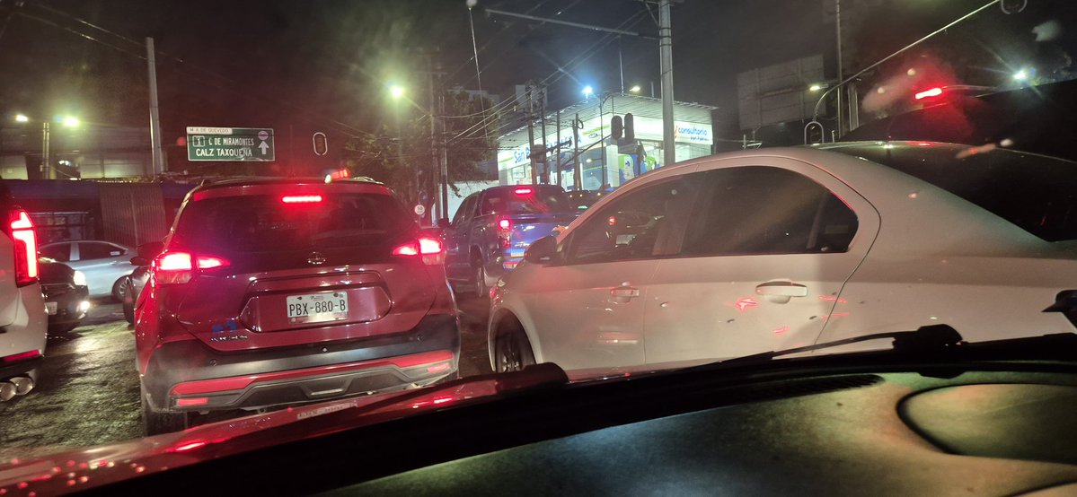 DavidVicenteno's tweet photo. En MA Quevedo y División del Norte no hay semáforos activos, pero tampoco un policía que resuelva... @SSC_CDMX @GobCDMX https://t.co/cGRz9niilM