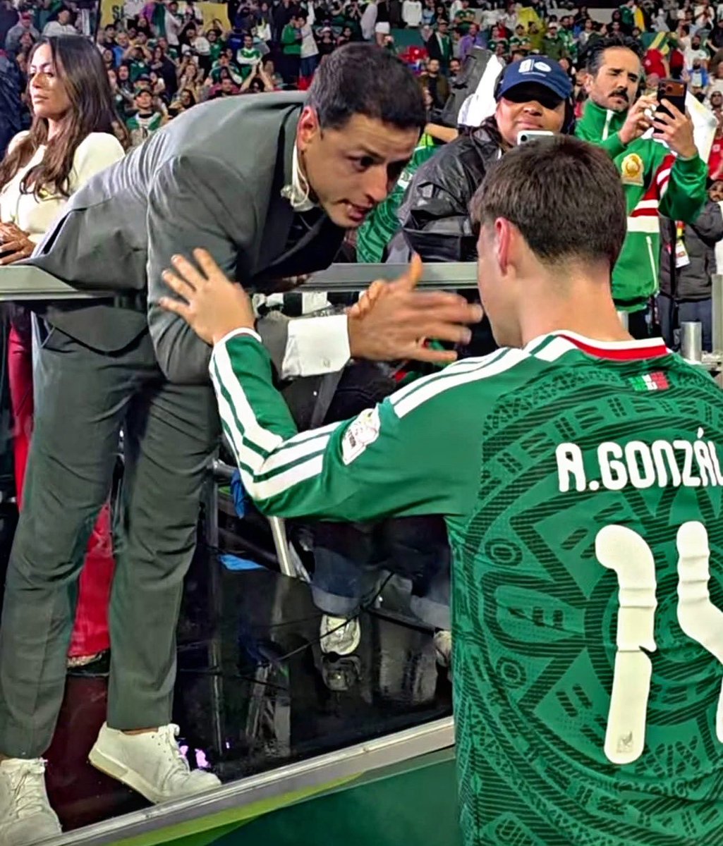 Indie5051's tweet photo. Chicharito consolando a la  ‘Hormiga’ Gonzalez. https://t.co/MZnnCDY0wC