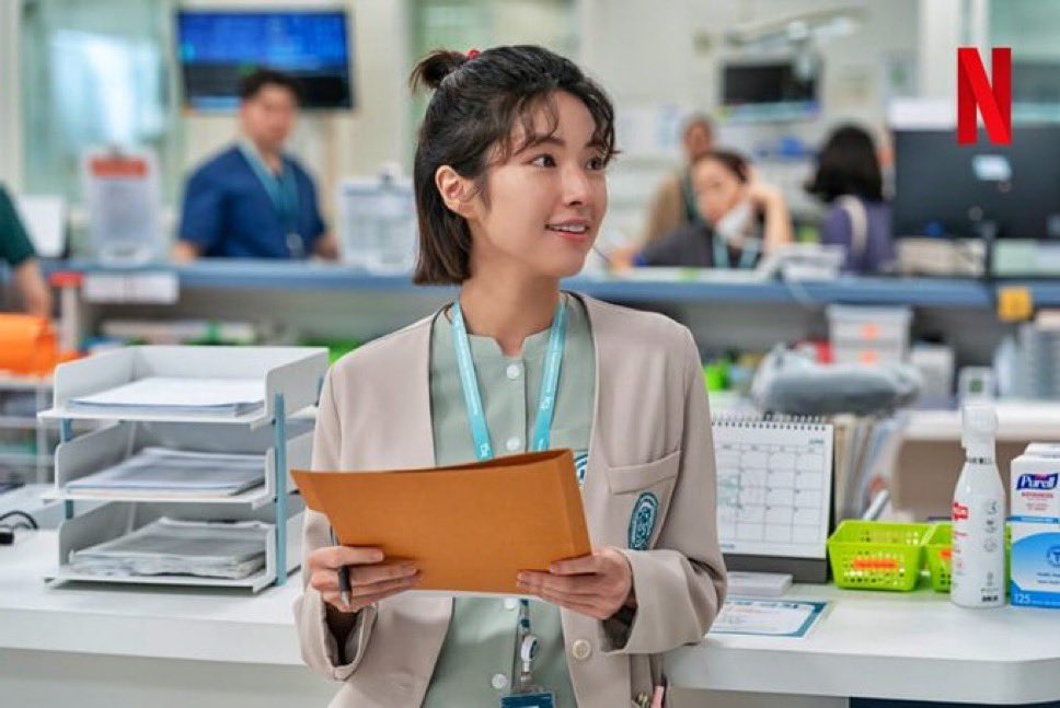 infodrakor_id's tweet photo. Aktris #Hayoung (Trauma Code, Teach You a Lesson) ternyata berasal dari keluarga dokter ternama.

Buyutnya seorang dokter yang membuka klinik pengobatan Barat (western medicine) pertama di Hanyang (Seoul pada masa Joseon) dan pernah menangani langsung Kaisar Gojong,  Ayah dan kakak perempuannya juga berprofesi sebagai dokter, sementara ibunya seorang mantan perawat. Bisa dibilang keluarganya memang sudah turun temurun berkecimpung di dunia medis.

Ha Young sendiri awalnya menekuni seni rupa sejak kecil, masuk SMP dan SMA seni, lalu lulus dari jurusan Seni Lukis Barat di Universitas Ewha. Sempat melanjutkan studi ke New York, tapi hidupnya berubah setelah tanpa sengaja mengikuti kelas akting. Dari situlah ia memutuskan mengejar karier sebagai aktris.

Di series Netflix Teach You a Lesson, dia sempat tampil sebagai tunangan Kim Muyeol. Meski porsinya singkat, aktingnya sukses meninggalkan kesan 🫶🏻

https://t.co/FSF6Igyq88