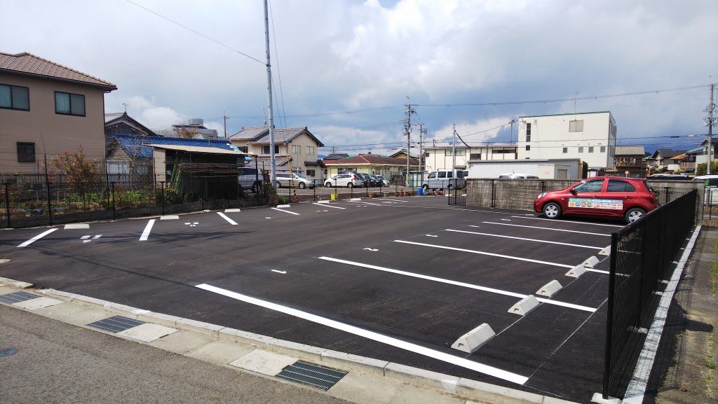 rec_shiga's tweet photo. ◇レック　おススメ駐車場◇

【 Green第二駐車場 / 草津市橋岡町　】

・アスファルト駐車場

駐車料：6,600円　保証金：賃料の1ヶ月分

お問合せ・詳細↓
https://t.co/1HgW2xFs8n

#滋賀 #草津市 #駐車場 https://t.co/SR4PXnVJh7