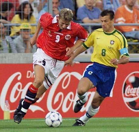 lbertozzi's tweet photo. 🇳🇴 Coincidências: a vitória da Noruega sobre o Brasil em 1998 também foi um 2 a 1 com todos os gols marcados no segundo tempo. https://t.co/2x9oH1muWp