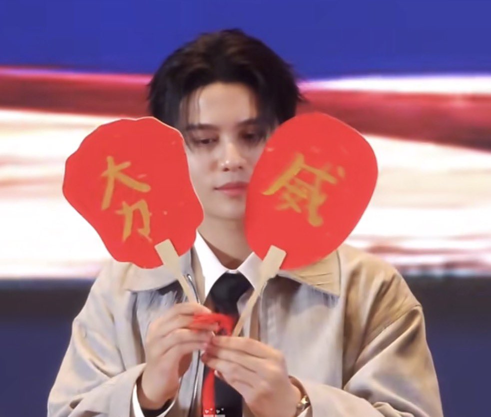WestieBBF's tweet photo. He wrote beautifully!!!

It’s 威 (Wei for his name) and 夯 (Hang1 for “hot” in slang) 

#williamjkp #วิลเลี่ยมจักรภัทร https://t.co/lxyOEnYyAH