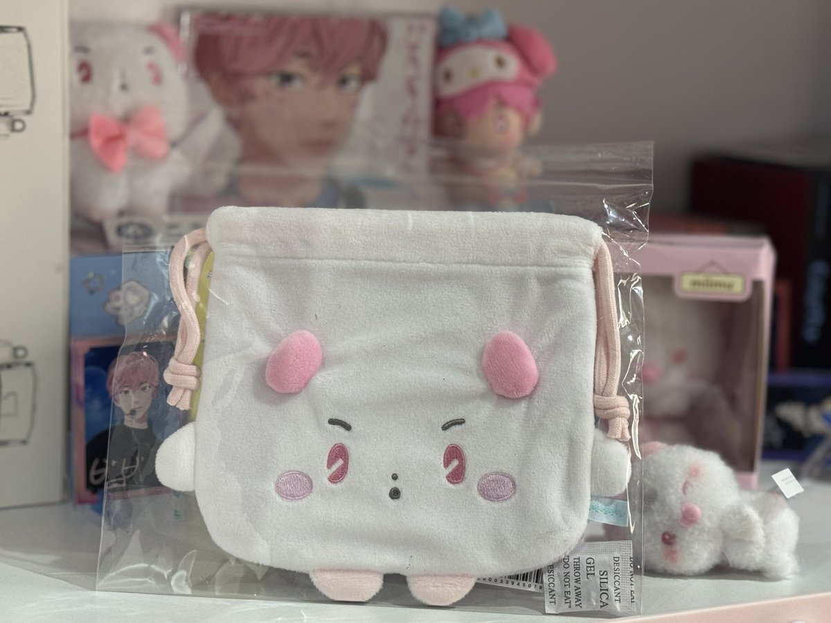 kakaknyahamin's tweet photo. GIVEAWAY 💙💜💓❤️🖤

It’s almost our pink jjokomi’s birthday!
To celebrate Bamby’s birthday, i’ll do a little give away ☺️🩷

💓 Caligo Pt.2 ID Pass
💓 Miimu string pouch
💓 Caligo Pt.2 poca album + Buffz POB
💓 Caligo Pt.2 photocards
🐿️ Card sticker
🐿️ POB Youtube
🐿️ POB Makestar

RULES:
1. INA Plli only 🇮🇩
2. Like + RT tweet ini.
3. 🚫 NO akun kosongan / GA hunter
4. Follow is optional, but please do if you wanna be friends ☺️
5. Reply with your favorite moment or cover song of Bamby 💕

For now, close until 11th and i’ll announce it on the 13th.
Thank you and good luck PLLI❣️