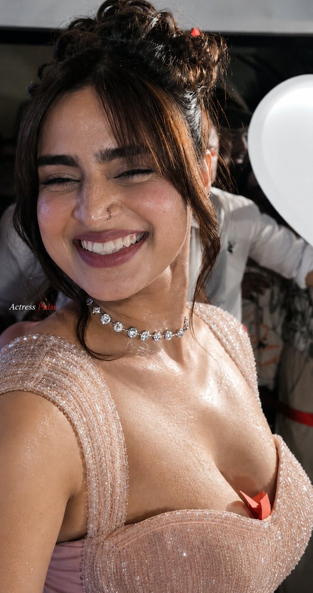 ActressPulseHQ's tweet photo. Lucky are those who got the chance to stand right beside her 👀🤤🍒 https://t.co/EhWVMmfy6f