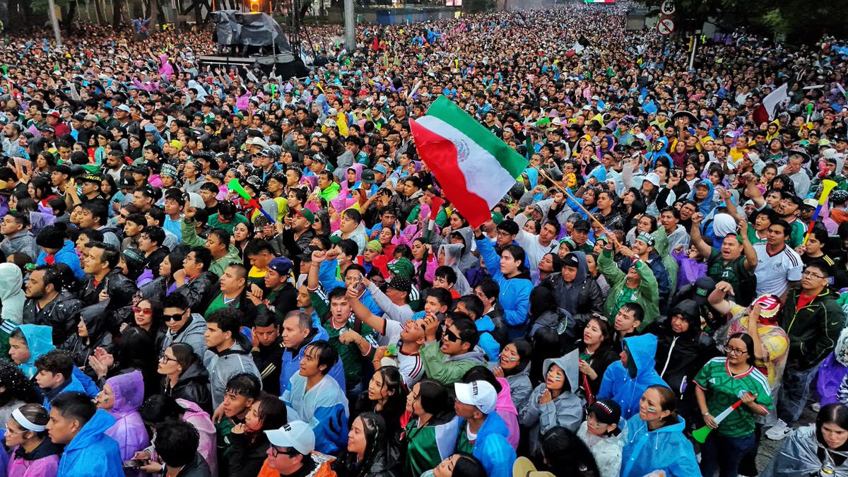 ae_informativo's tweet photo. UN MILLÓN 350 MIL PERSONAS DISFRUTARON DEL PARTIDO DE MÉXICO ANTE INGLATERRA EN LOS PUNTOS HABILITADOS PARA SU TRANSMISIÓN

#CdMx #ClaraBrugada 

https://t.co/4PKjGbK4Xu https://t.co/pJmBF95zul
