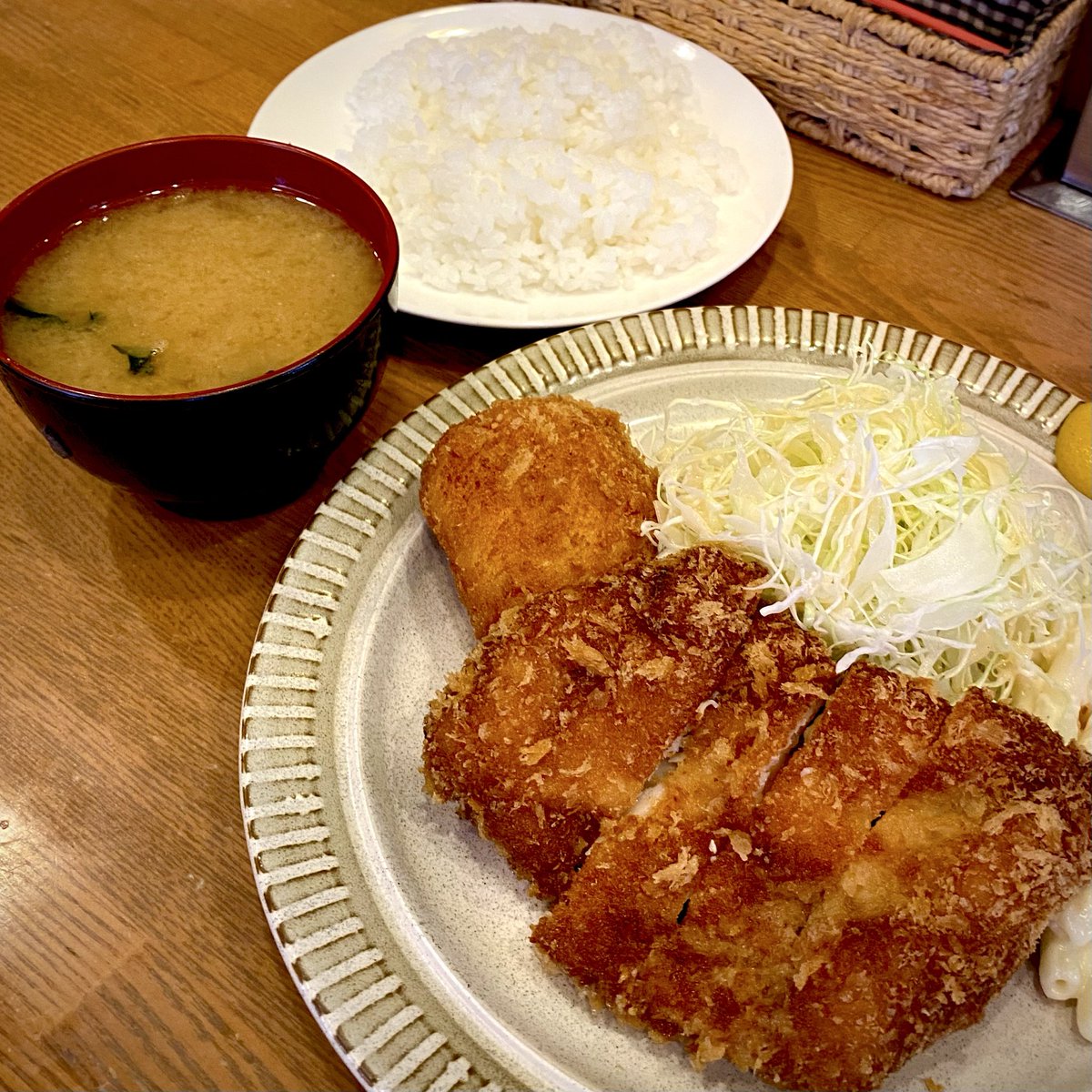 FATBOYS_TYPEONE's tweet photo. #洋食 #GOTOO #大塚
チキンカツ&カニクリームコロッケ 1,000円
駅近くの洋食屋さん💕
100名店とは知らなかった✨
本日のお楽しみランチをorder❣️
熱々チキンカツにほくほくコロッケ🥰
うまいぜ😋茶色セット🤎
カレー🍛も気になるなぁ
ごちそうさまでした♪ https://t.co/a5O1CQHGjh