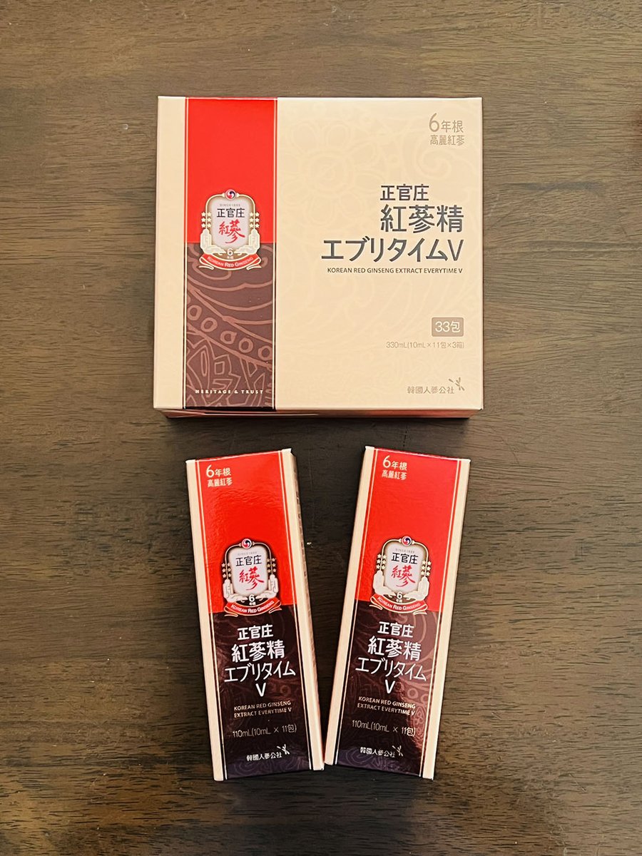 tomomi0308's tweet photo. 先日、正官庄さんの「エブリタイムV」を使った参鶏湯（サムゲタン）のレシピをご紹介しましたが、今日、そのレシピが掲載されている「ホンサムLIFE」が手元に届きました！

この参鶏湯、先日実際に試された方がいらっしゃったのですが、炊飯器を使うので作り方は本当に驚くほど簡単なんです。今流行りの「ほったらかし料理」ですね。それなのに、仕上げに「エブリタイムV」を回し入れるだけで、一気に深みが増して本場の味が完成します！

本格的な暑さがやってくるこれからの季節、夏バテ対策にもぴったり。ぜひこの夏、何度もリピートして作っていただけたら嬉しいです！

正官庄さんの商品は、韓国人の知人からプレゼントされることが多く、5年前にはざくろ入りの商品をいただいたことがきっかけで、自分でも購入して一時期すごくハマっていました。

そして今回、ありがたいことにコラボの機会をいただき、再び正官庄さんの商品を毎日愛飲するようになりました。

改めて続けてみて、やっぱりそのパワーを実感しています。一番わかりやすい変化は、朝の目覚めがすっきりすること！また体が軽くて、1日を通して体調が安定しているのを感じます。慌ただしい毎日を元気に乗り切るために、私にとって欠かせないものになりそうです。

みなさんもぜひ、正官庄さんの商品をチェックしてみてください！

正官庄
https://t.co/ZeDEwwKV4Q

#韓国料理
#参鶏湯