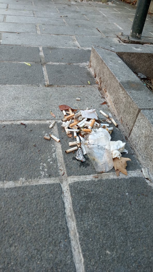 emrebagce's tweet photo. Sabahleyin durakta otobüs beklerken topladığım sigara izmaritleri ve çöpleri. 
Yapmayalım. 
Evimizin odasına, salonuna otururken izmarit atıyor muyuz?! https://t.co/qbgIzJOICF