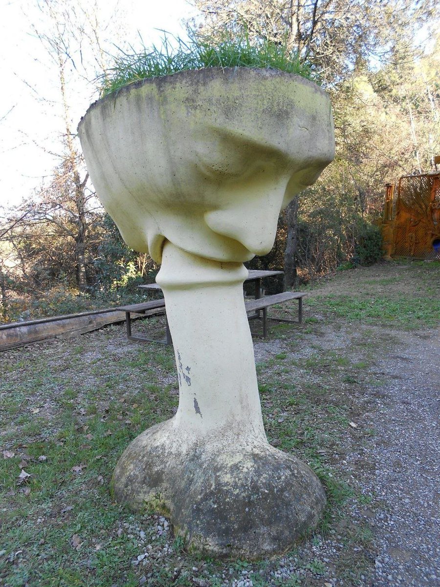 ndiGnada's tweet photo. Se les tiene la estatua de Lambelardo https://t.co/yjyLmohZxh