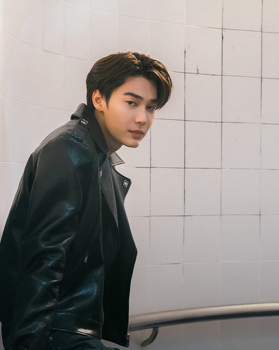 teevithe's tweet photo. salfok sama outfit mereka berdua, pake leather jacket gini anak boyband kah kalian? itu tee pake daleman manset press body AH ELAH GANTENG BANGET LU https://t.co/QwnYaACLbq