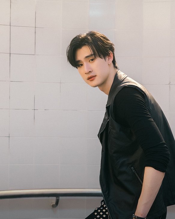 teevithe's tweet photo. salfok sama outfit mereka berdua, pake leather jacket gini anak boyband kah kalian? itu tee pake daleman manset press body AH ELAH GANTENG BANGET LU https://t.co/QwnYaACLbq