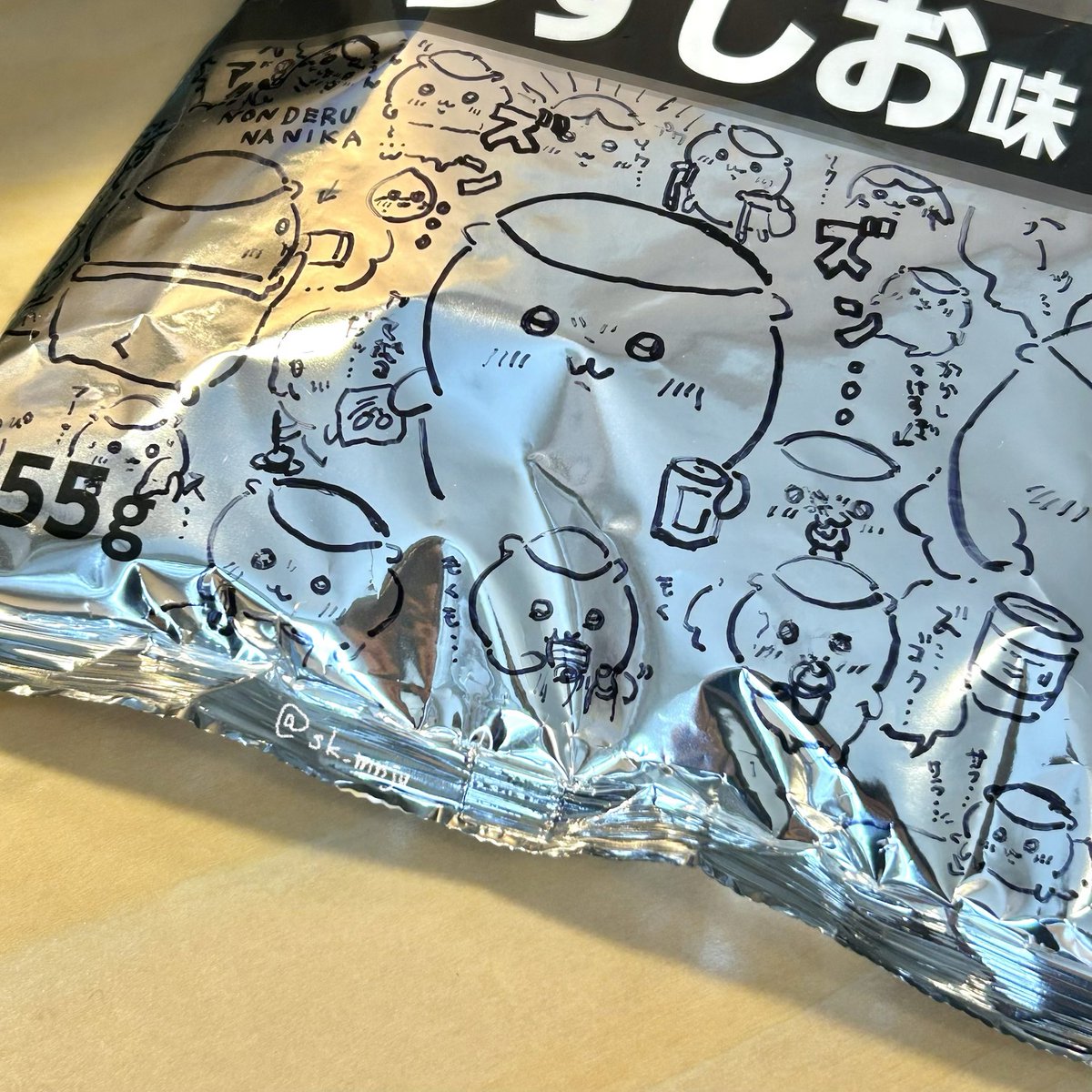 sk_mnju's tweet photo. スーパーで白黒ポテチに遭遇したので
くりまんじゅう敷き詰めパッケージにしてみた✍🏻
#ちいかわ https://t.co/pQLZEFWqF6