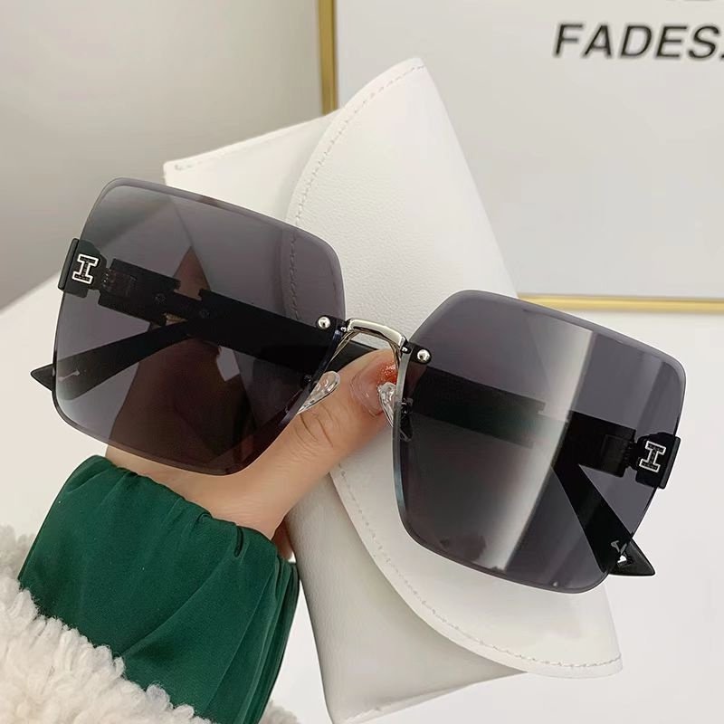 pemuda_sendu's tweet photo. Pengen tampil mewah ala selebgram tapi budget pas-pasan? 😎 Kacamata hitam ini kuncinya! Desain kotak titaniumnya beneran bikin look kamu auto naik kelas dan makin kece badai. ✨

#kacamata #zonauang https://t.co/JTGF2WHPu2