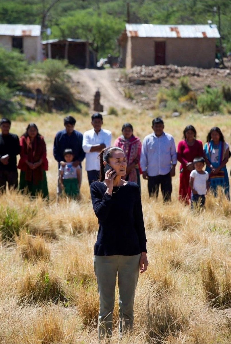 GARCIPAVON's tweet photo. Así la falsedad y el teatro de la 🦎
 Chequen el texto 👇

Claudia Sheinbaum visita una comunidad de la sierra de Oaxaca y le pregunta al alcalde cuáles son las tres prioridades más importantes que necesitan.

«La primera es el hospital: no hay y no tenemos doctor».

Ella saca su celular, habla durante un par de minutos y luego anuncia:

«Hecho. En una semana iniciamos la construcción de una clínica y llegarán doctores».

«La segunda es el agua: no tenemos agua».

Ella vuelve a tomar su celular, dice un par de palabras más, y afirma:

«Hecho. Ya di la orden y vendrá la Conagua para resolver ese problema».

«¿Y la tercera?», pregunta ella.

«La tercera son los celulares», responde el alcalde.

«Aquí no hay señal para hacer llamadas a ningún lado» 🤦‍♀️

✍️ Red producciones. tv (Noticias)