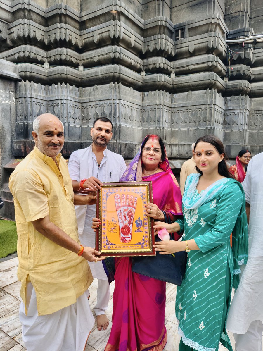 komalkritii's tweet photo. Visited the sacred city of Gaya Dham, one of India’s most revered pilgrimage destinations, and had the opportunity to offer prayers at the divine Mangla Gauri Temple and Vishnupad Temple.
#GayaDham #ManglaGauriTemple #VishnupadTemple #GayaJi #Bodhgaya https://t.co/xfpJW6EXAc