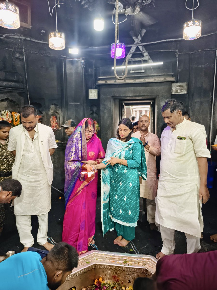 komalkritii's tweet photo. Visited the sacred city of Gaya Dham, one of India’s most revered pilgrimage destinations, and had the opportunity to offer prayers at the divine Mangla Gauri Temple and Vishnupad Temple.
#GayaDham #ManglaGauriTemple #VishnupadTemple #GayaJi #Bodhgaya https://t.co/xfpJW6EXAc