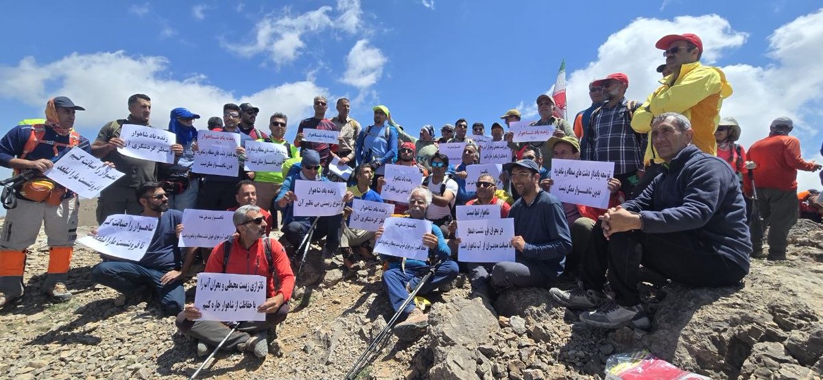 NShams1985's tweet photo. رهبری شهید:
مسئله محیط زیست، مسئله این دولت و آن دولت نیست، مسئله طولانی مدت است. مسئله زید و عمرو نیست، مسئله این جریان و آن جریان نیست، مسئله همه کشور است، همه باید دست به دست هم بدهند و این مشکل را حل کنند.

#شاهوار_فروشی_نیست🏔️
❌ #نه_به_دائم_معدن_بوکسیت_تاش ❌ https://t.co/1U5c1VNPa1
