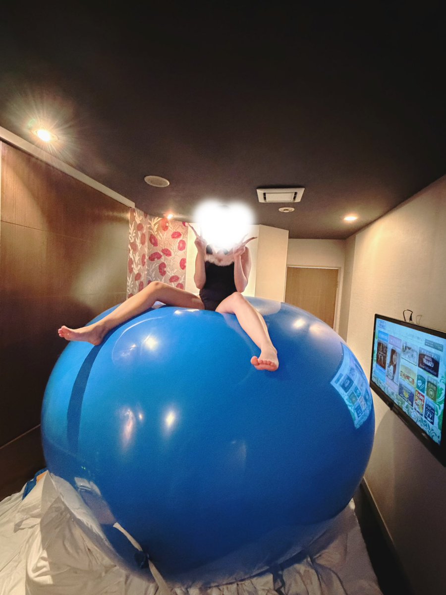 ra_0x7's tweet photo. 初めてこんなでっかい風船乗った！！
この後もっと空気いれて天井に頭つきました🎈
めっちゃ怖かったけど楽しかった〜〜՞⸝⸝>  ̫ <⸝⸝՞👍🏻💞

#素人撮影 #素人モデル #ポートレート #被写体 #個撮 #フェチ撮影 #パンチラ撮影 #同人モデル https://t.co/kFR53nVkoh