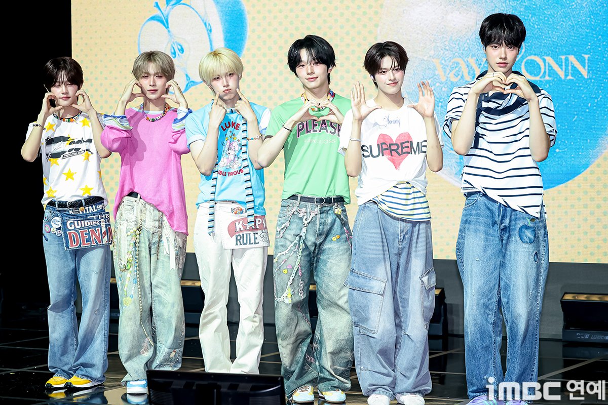 imbcenews's tweet photo. [포토] 베이온, 저희 데뷔 했어요!
#베이온 #VAYONN #유스투데이 #YouthToday #iMBC연예

베이온(VAYONN)이 6일 오후 서울 마포구 NOL 씨어터 합정 동양생명홀에서 열린 베이온 첫 EP 앨범 ‘유스 투데이’(Youth Today) 발매 기념 데뷔 쇼케이스에 참석해 포즈를 취하고 있다.

🔗https://t.co/WZonjsnPDW