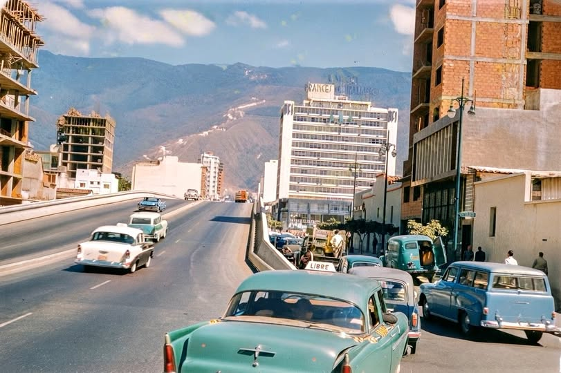 YosseCcs's tweet photo. Avenida Fuerzas Armadas, años  50. https://t.co/bouKWe8ObM