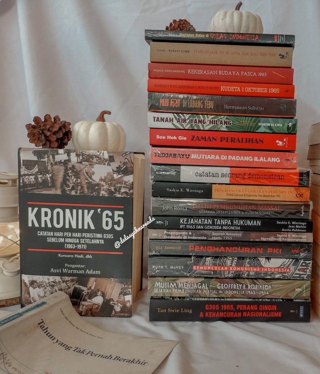 delasyahmareads's tweet photo. Mau rekomendasiin beberapa buku yang bisa dibaca sama mbak @ikanatassa dan juga mbak @NaziraCNoer. 

Semoga berkenan, ya.

Mungkin ini bisa meyadarkan kita, kalau propaganda Orde Baru saat itu bener2 sejahat itu dengan pembunuhan massal 500-1jt rakyat Indonesia. https://t.co/ngt9itl4Or