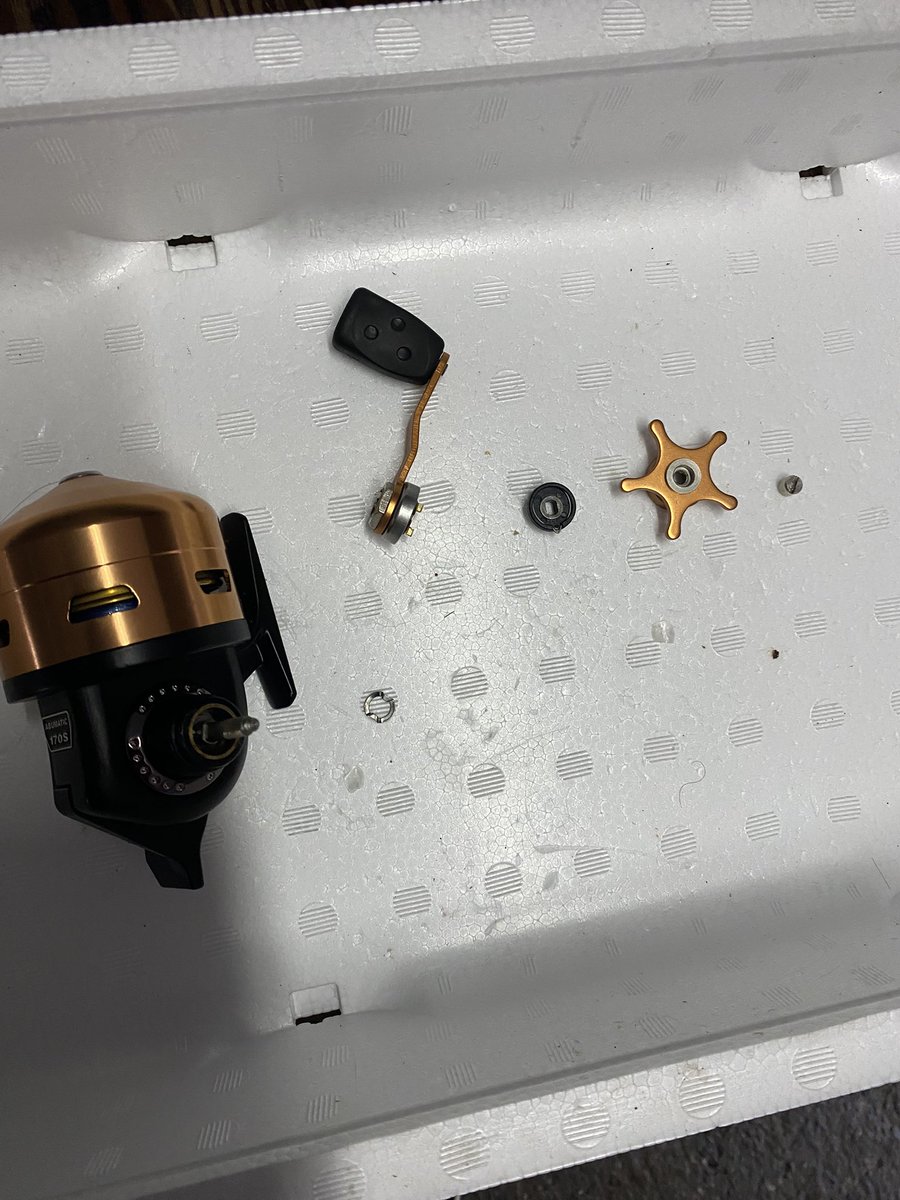 KazeShimano's tweet photo. アブマチック170S

ドラグなんとかならんかなぁ〜とりあえずバラしてみっか、、、、

このパーツ要らないんじゃ？ https://t.co/r1cn6bJGfh