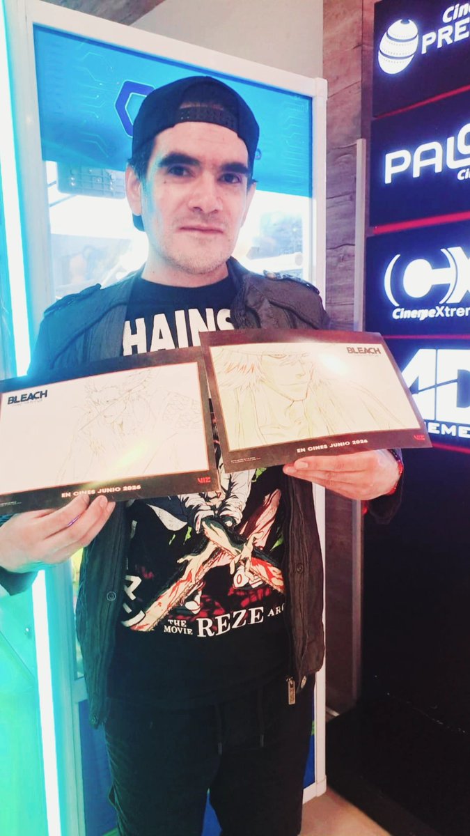 SiqueirosACTOR's tweet photo. Mi querida bordello bitch y yo fuimos al cine a ver "Bleach: Thousand Year Blood War" y estuvo muy chida, entretenida y con batallas locas. 💜🔥⭐⚡

Y nos regalaron nuestras postales especiales que están muy chingonas. 🥰 domingo otaku con mi bordello. https://t.co/0WyRqAlbQD