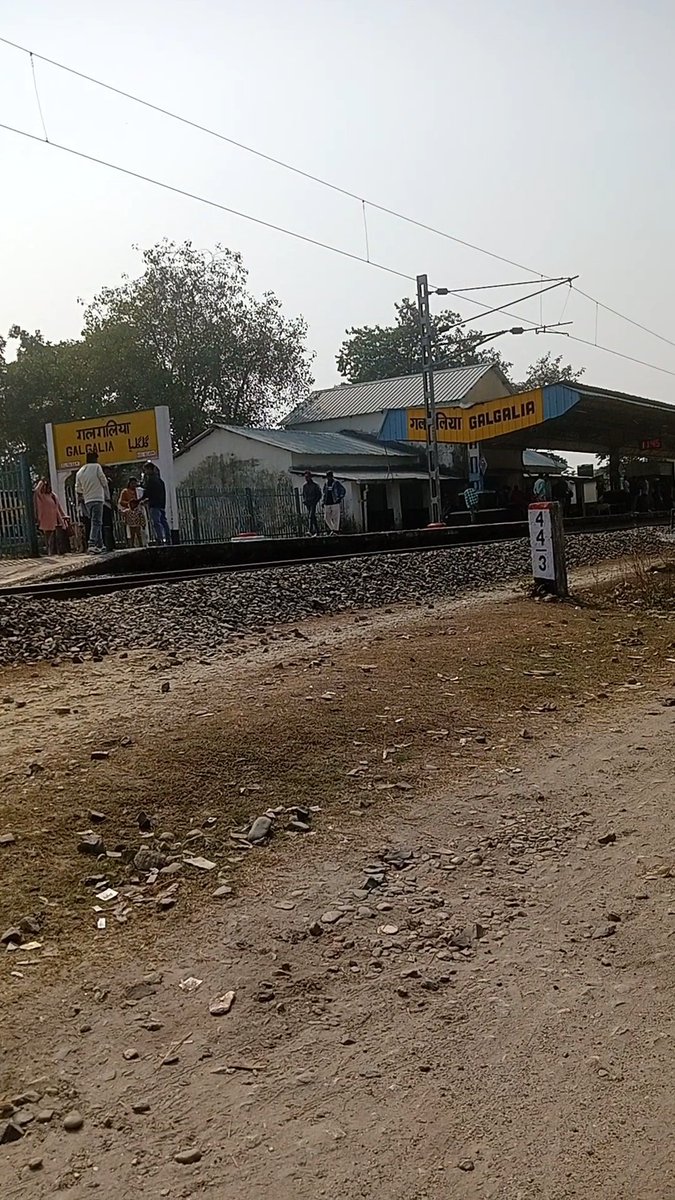 GalgaliaGaga's tweet photo. @AshwiniVaishnaw @RavneetBittu 
@VSOMANNA_BJP 
@drm_kir 
@RailNf 
@RailMinIndia 
@PMOIndia 
महोदय गलगलिया रेलवे स्टेशन GAGA पर इन ट्रेनों का ठहराव कब मिलेगा 
यह स्टेशन अंतर्राष्ट्रीय सीमा पर अवस्थित है 
जिस कारण यहां यात्रियों की संख्या लाखों में है विनम्र निवेदन है कि ठहराव  दे https://t.co/Y4m1ZQe2bK