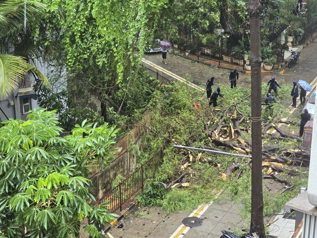 3shukla's tweet photo. @mybmc @TawdeRitu @jpyadavnews @saamTVnews @KishoriPednekar @mybmcwardKW Complaint attended just now, 

Thanks for action and response in view of public inconviniance. https://t.co/TqK3OpcK31