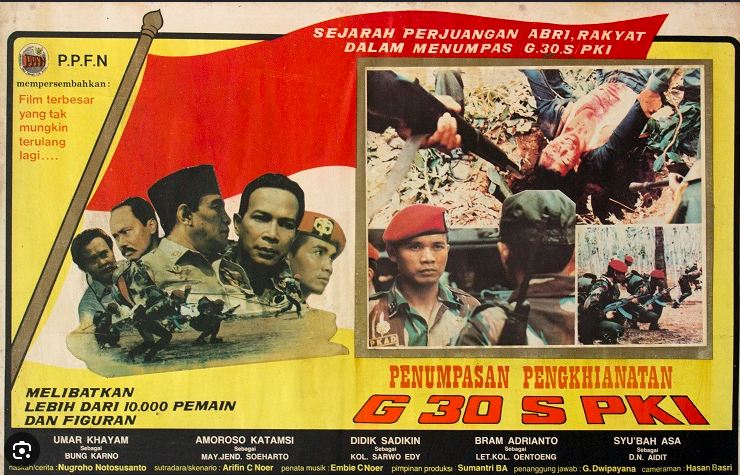 senogp's tweet photo. Pembaca buku yang dirahmati Allah.

Jangan kalian sekali-kali percaya akan sejarah yang dituliskan dalam film ini.

Tidak ada namanya wanita Gerwani motong dan nyilet-nyilet badan para jenderal yang tewas.

Tidak ada wanita Gerwani itu menari telanjang di Lubang Buaya.

Tidak ada itu lagu Genjer-Genjer dinyanyikan di Lubang Buaya.

Bagaimana kita bisa tau? Yuk kita belajar lagi dari buku sejarah yang bukan di tulis oleh penguasa. Mari berpikir kritis dan memaki-maki penguasa.