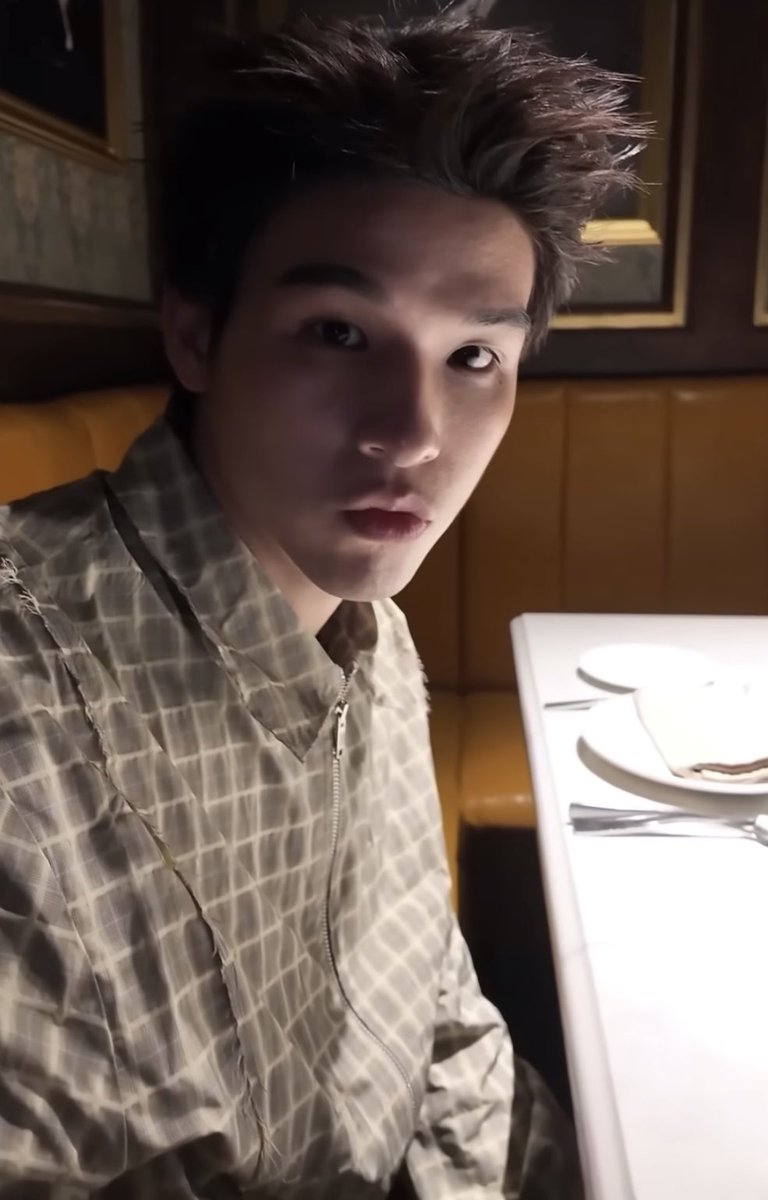 luneauxfraises's tweet photo. makan sama mamanya kayak bocilable, kalo makan sama kaka ntik beneran boyfriendable https://t.co/qqh1CFiV2v