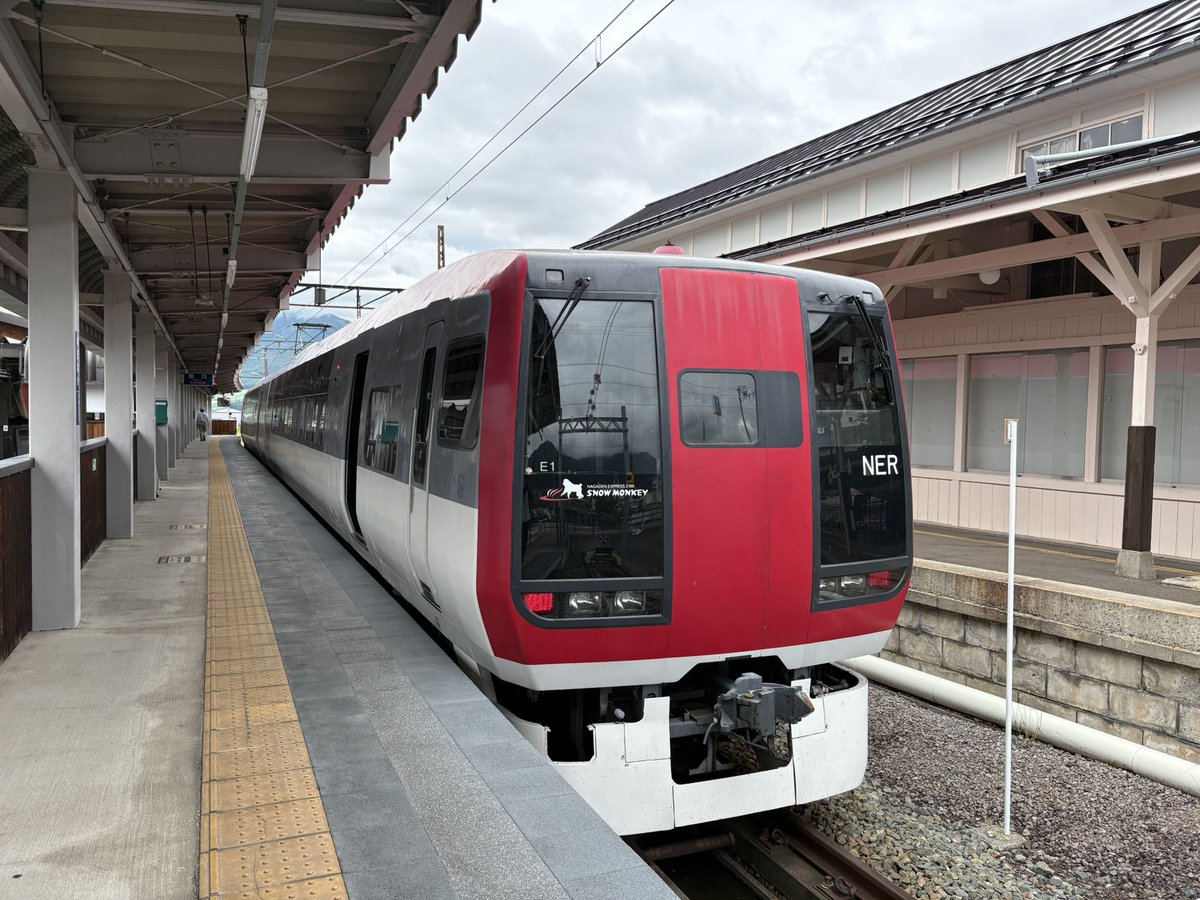 E657_485's tweet photo. 特急ゆけむりで湯田中へ
特急スノーモンキーで長野へ

エキナカ山ノ内さんで
りんごジュースとお饅頭を購入し
ゆっくり帰ります。

弁当も温泉もいつかリベンジします笑 https://t.co/NbHTELCBXk
