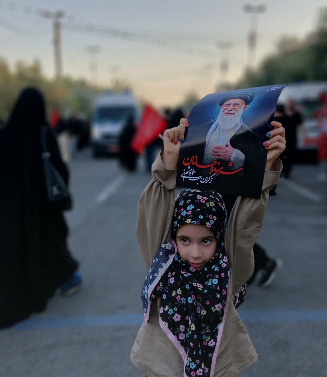 Yas533697378724's tweet photo. این دفعه دختران شهدا برای بدرقه پدر قائد شهید امت قدم بر میدارند

نبین قدم کوچیک پاش برسه برات قیام میکنم

حضور دختر شهید حاج عادل رضایی در تشییع قائد شهید امت

#حی_علی_العزا https://t.co/Jdt1Xd9y4x